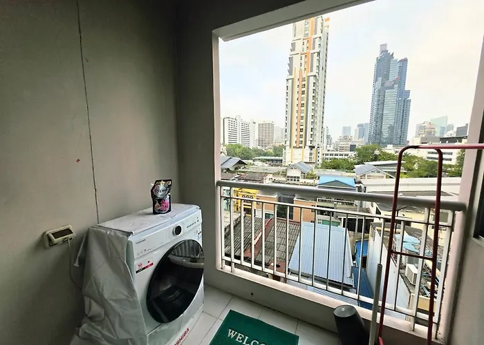 Si Lom Sathon Is A Large Space View Near King Power Mahanakhon Bts Phat Phong Night Market Tourist Business District 曼谷