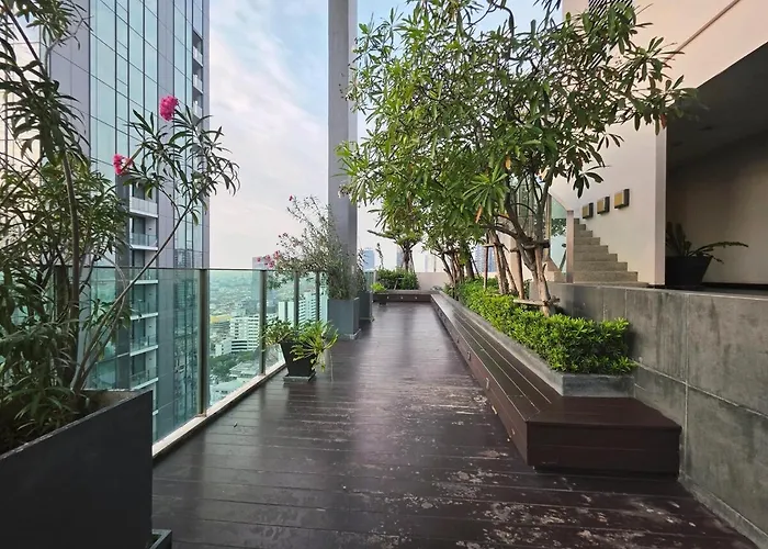 Si Lom Sathon Is A Large Space View Near King Power Mahanakhon Bts Phat Phong Night Market Tourist Business District 曼谷